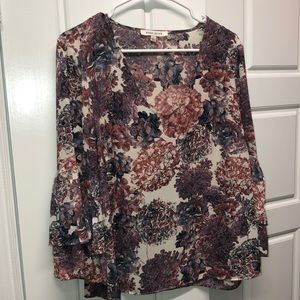 Floral blouse w quarter bell sleeves